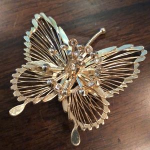 🦋 Gold tone & crystal pretty butterfly pin with raised center and antenna